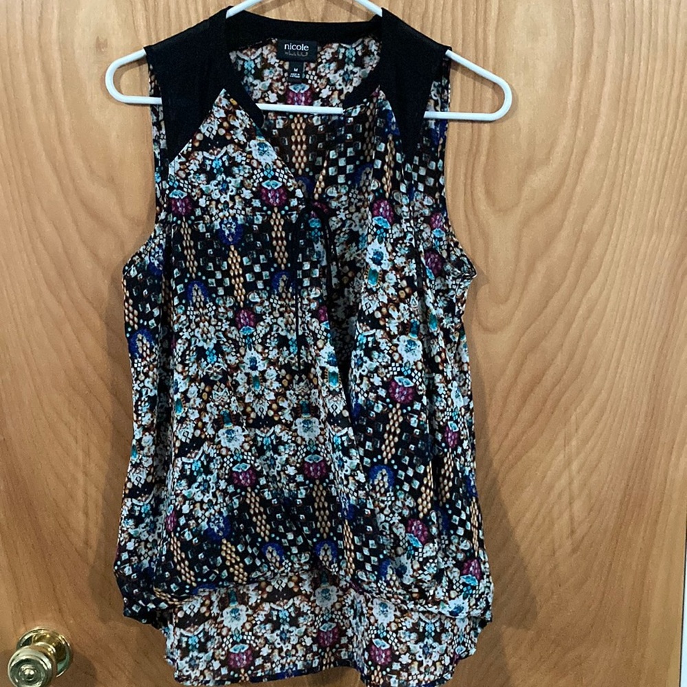 Nicole Miller multi colored sleeveless top. Size M.